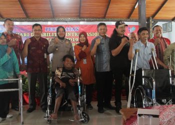 Peringatan HDI 2019, Pemkab Brebes Serahkan Alat Bantu