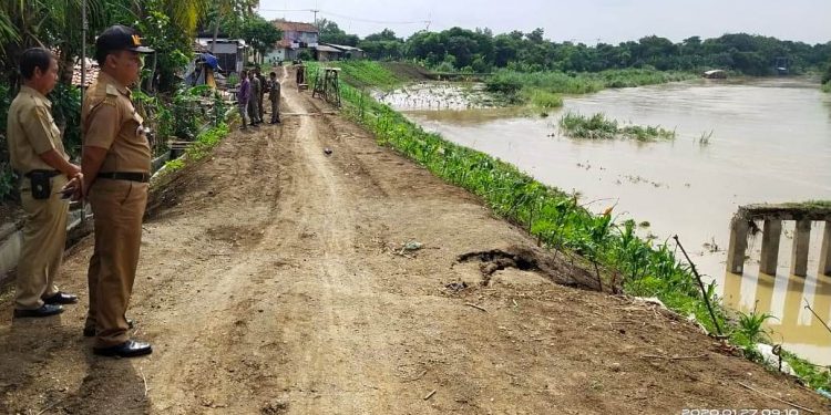 Baru Diperbaiki Tanggul di Kertasemaya Kembali Ambles