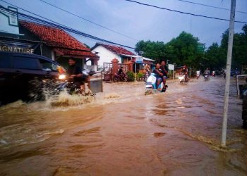 Belum Ada Solusi Ruas Jalan Pahlawan Arjawinangun Menjadi Langganan Banjir