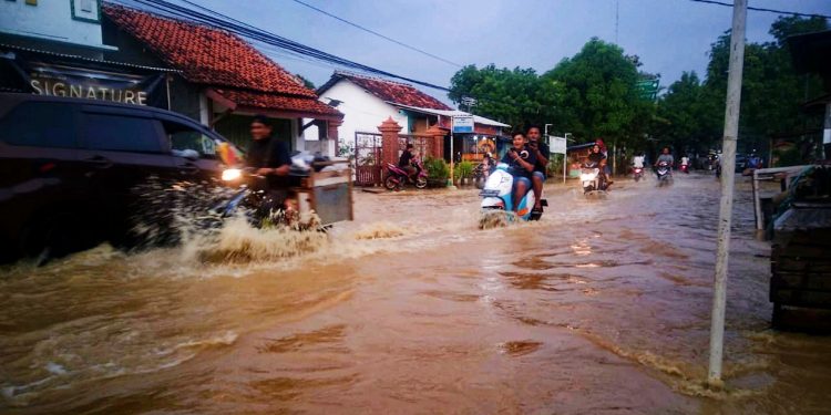 Belum Ada Solusi Ruas Jalan Pahlawan Arjawinangun Menjadi Langganan Banjir