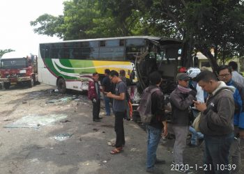 Pecah Ban, Truk Tangki Adu Bagong Dengan Bus