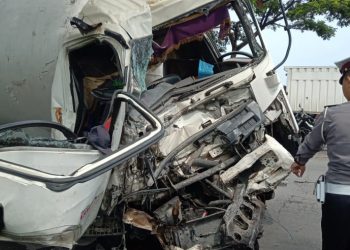 Evakuasi Dramatis Supir Truk Tangki