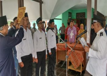 Kuwu Cipeujeuh Kulon Melantik Langsung Tiga Perangkat Desa Baru