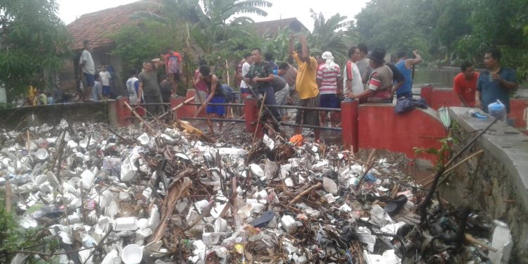 Pasca Banjir, Desa Gamel Dikepung Kiriman Sampah