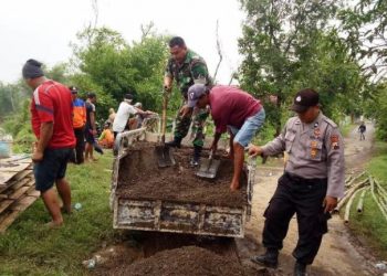 Unik, Menjaring Tanah, Lumpur dan Pasir dengan Cara Memasang Gebyog