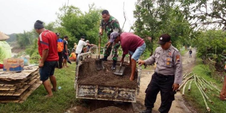Unik, Menjaring Tanah, Lumpur dan Pasir dengan Cara Memasang Gebyog