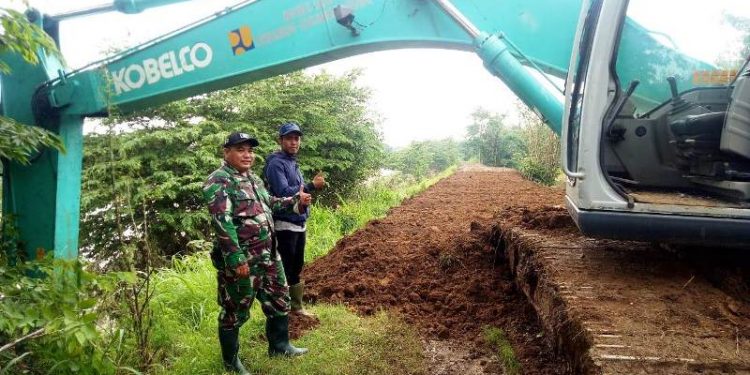 Dihari yang ke Tiga Pihak BBWC 005 Cimanuk – Cisanggarung Lakukan Penambalan Sekaligus Peninggian Tanggul