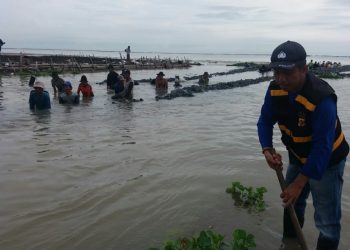 Bhabinkamtibmas Desa Pegagan Kerja Bakti Bantu Masyarakat