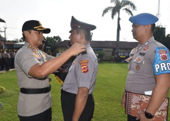 KAPOLRESTA CIREBON PIMPIN UPACARA KORPS RAPORT KENAIKAN PANGKAT PENGABDIAN