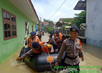 tim SAR Batalyon C SAT Brimob Polda Jabar Bantu Evakuasi Korban Banjir