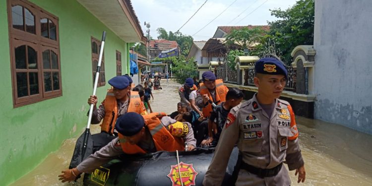 tim SAR Batalyon C SAT Brimob Polda Jabar Bantu Evakuasi Korban Banjir