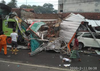 Ngantuk, Truk Hino Gandeng Tabrak Tiga Rumah dan Dua Minibus
