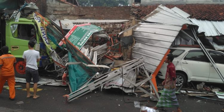 Ngantuk, Truk Hino Gandeng Tabrak Tiga Rumah dan Dua Minibus