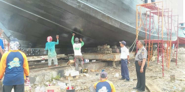 Binmas Polsek KPC Polres Cirebon kota Berikan penyuluhan kepada para pekerja di Pelabuhan
