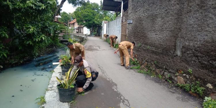 Bhabinkamtibmas Ds Mertasinga polsek gunung jati Polres Cirebon Kota Aiptu carsa kerja bhakti dgn warga