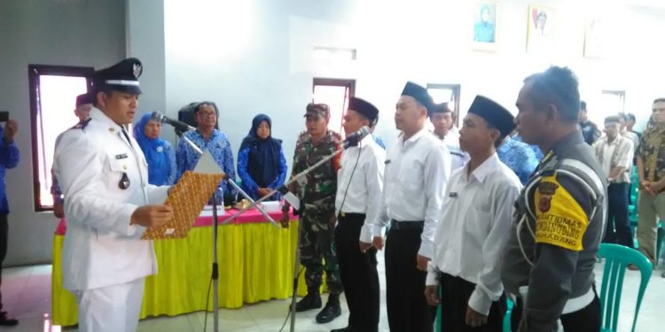 Kuwu Desa Leuwidinding Lantik Tiga Perangkat Desa Baru