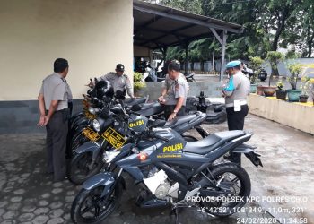 Jaga Kendaraan Dinas Polri, Kapolsek KPC Rutin Cek Kendaraan Inventaris