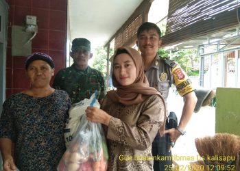BhabinkantibmasPolsek Gunung Jati Kawal Pembagian Sembako