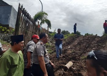 Polisi Dan Warga Bantu Perbaiki Situs Bersejarah Yang Dirusak