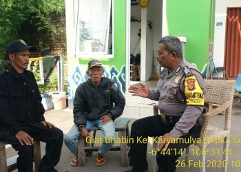 Melalui Sambang, Bhabinkamtibmas Karyamulya Ajak Satpam Perumahan Jaga Keamanan Lingkungan