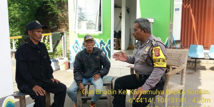 Melalui Sambang, Bhabinkamtibmas Karyamulya Ajak Satpam Perumahan Jaga Keamanan Lingkungan