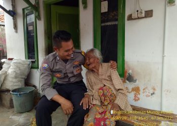Bhabinkamtibmas Polres Ciko Bagikan Sembako Untuk Warga Miskin