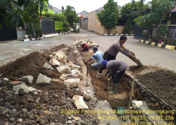 Aksi nyata  Bhabin Gaul Polsek Mundu Banti Membuat Selokan