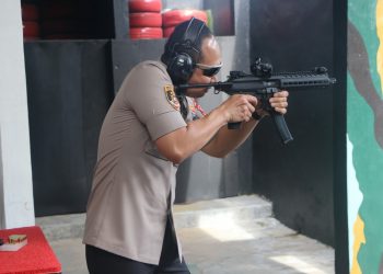 Kapolres Cirebon Kota Pimpin Latihan Menembak