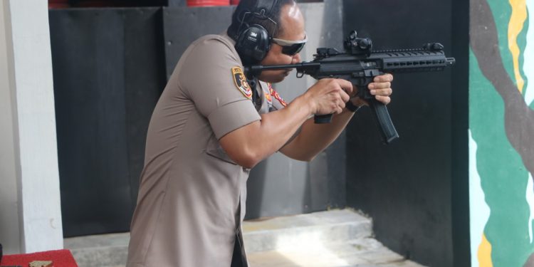 Kapolres Cirebon Kota Pimpin Latihan Menembak