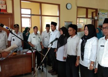 Lantik Enam Perangkat Desa, Kuwu Azis Tegaskan Sinergitas Dan Pelayanan Masyarakat