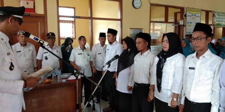 Lantik Enam Perangkat Desa, Kuwu Azis Tegaskan Sinergitas Dan Pelayanan Masyarakat