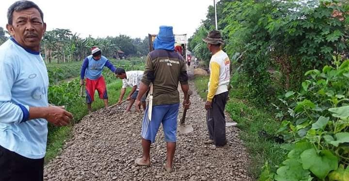 Pemdes Sumbon Ajak Masyarakat Kerja Bakti Pengerasan Jalan