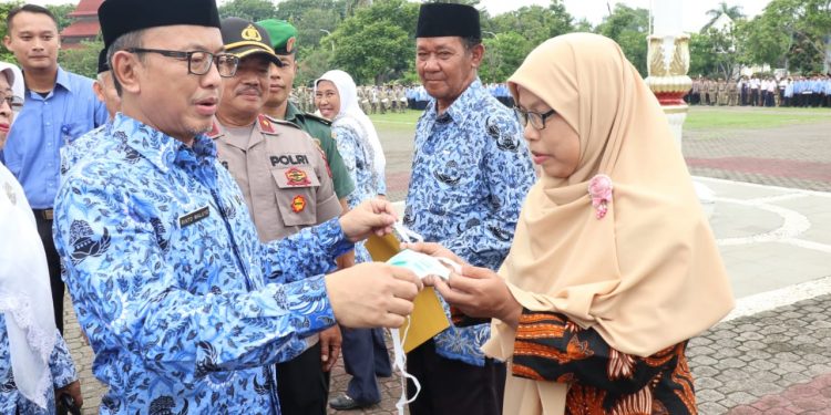 Pemkab Indramayu Kirimkan 5.000 Masker Untuk Pekerja Migran