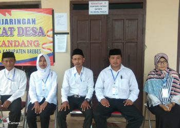 Di Aula Desa  Cikandang ,  Kersana  Dikukuhkan  Perangkat Desa Terpilih