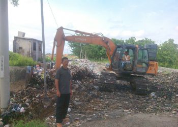 Sampah Menumpuk Diblok Posong, Pemdes Arjawinangun Lakukan Pengerukan