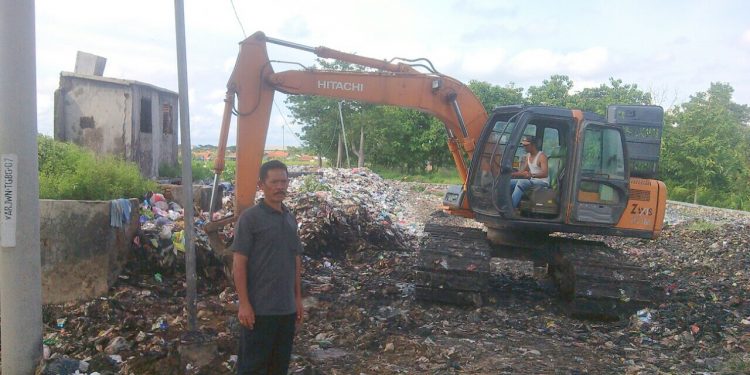 Sampah Menumpuk Diblok Posong, Pemdes Arjawinangun Lakukan Pengerukan