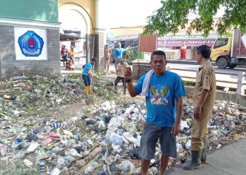 Penumpukan Sampah  Saluran Sekunder Losarilor di Lakukan  Pembersihan