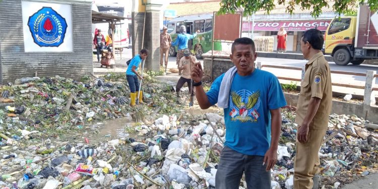 Penumpukan Sampah  Saluran Sekunder Losarilor di Lakukan  Pembersihan