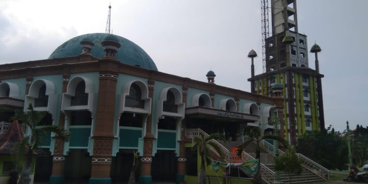 Bupati Cirebon Janji Menara Mesjid Agung Sumber Akan Segera Diselesaikan.