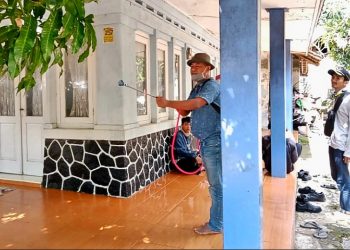 Cegah Pandemik Covid-19 di Desa Cipeujeuh Kulon, Jiwu Lili Turun Langsung Semprot Desinfektan di Tengah Pemukiman Warga