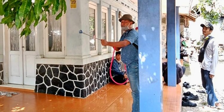 Cegah Pandemik Covid-19 di Desa Cipeujeuh Kulon, Jiwu Lili Turun Langsung Semprot Desinfektan di Tengah Pemukiman Warga