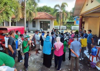 Cegah Penyebaran Covid-19, Pemdes Curug Wetan Melaksanakan Penyemprotan Desinfektan