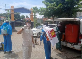 DPC Partai Gerindra Indramayu Cegah Covid 19, Dengan Semprotkan Desinfektan