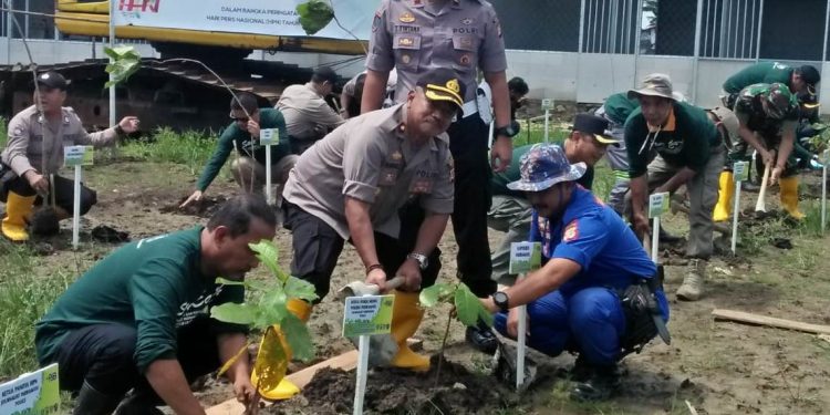Gandeng JIP, PT. PJB UBJOM PLTU Tanam 1000 Pohon Keras di Pantai Plentong