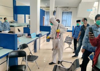Cegah Covid 19, Dinkes Lakukan Penyemprotan Desimfektan