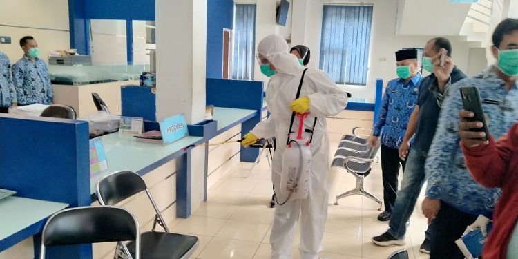 Cegah Covid 19, Dinkes Lakukan Penyemprotan Desimfektan