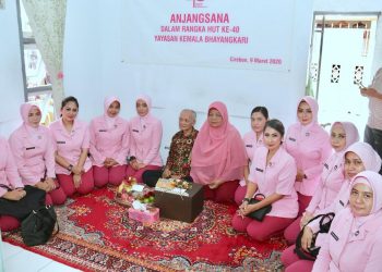 Ketua Cabang Bhayangkari Polres Cirebon Kota Dampingi Ketua Daerah Jawa Barat Anjangsana Ke Pensiunan Guru TK