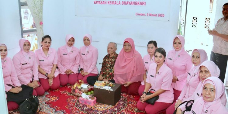 Ketua Cabang Bhayangkari Polres Cirebon Kota Dampingi Ketua Daerah Jawa Barat Anjangsana Ke Pensiunan Guru TK