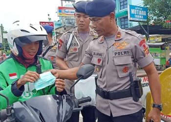 Sat Brimob Polda Jabar, Bagi Bagi Masker Ke Pengguna Jalan