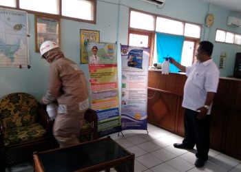 Cegah Penyebaran Virus Covid 19, SAT Brimob Polda Jabar, Semprot Cairan Anti Virus  Kekantor Desa